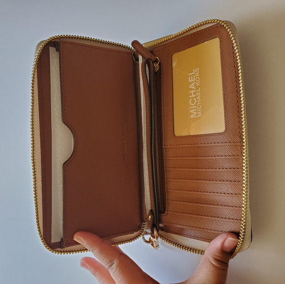 Micheal Kors Wallet - Picture 3 of 5